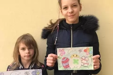 Emmi und Ida Müller (11 und 6 Jahre) aus Einselthum wünschen frohe Ostern.