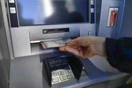 Banken zahlen Bargeld an Automaten aus, aber die Einzahlung von Barem ist nicht mehr überall möglich. 