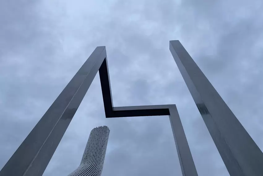 Herzogplatz: Finden Sie den Namen der Skulptur. Der letzte Buchstabe ist der wievielte im Alphabet?