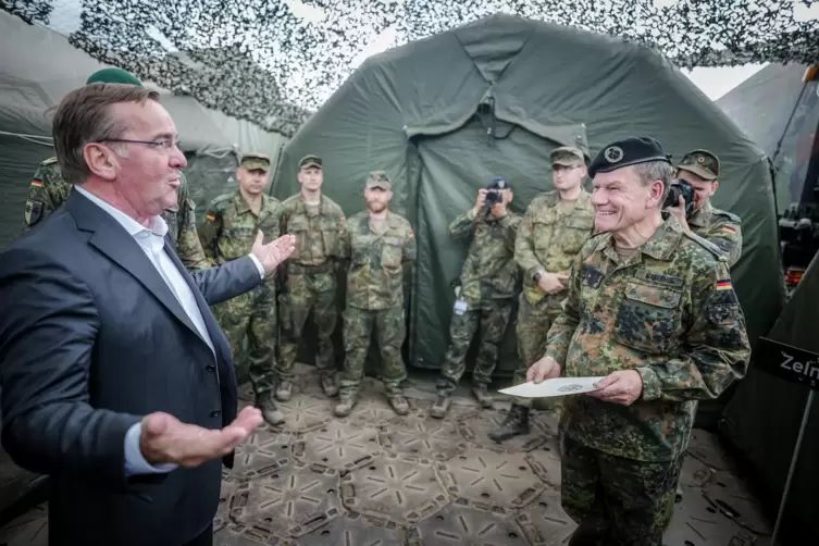 Trifft den Ton der Truppe: Verteidigungsminister Boris Pistorius (SPD) beim Besuch einer Nato-Übung. 