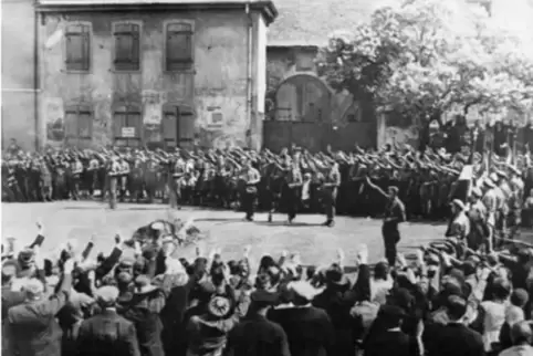 Mai 1933: Der Platz gegenüber der St.-Peters-Kirche wird zum Schauplatz der Bücherverbrennung der Nazis. 