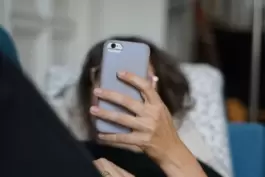 Eine Frau hält ein Smartphone in der Hand