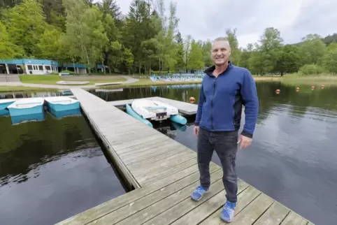 Im Frühjahr 2022 hat Peter Wirrer, der hier auf dem Holzsteg im Gelterswoog steht, gemeinsam mit Boris Zeller das Strandbad über